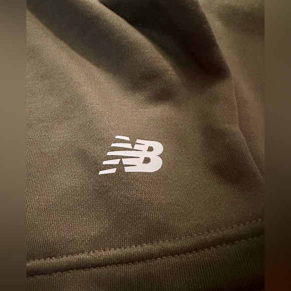 New Balance Cropped Sweatshirt NWT - Picture 2 of 4